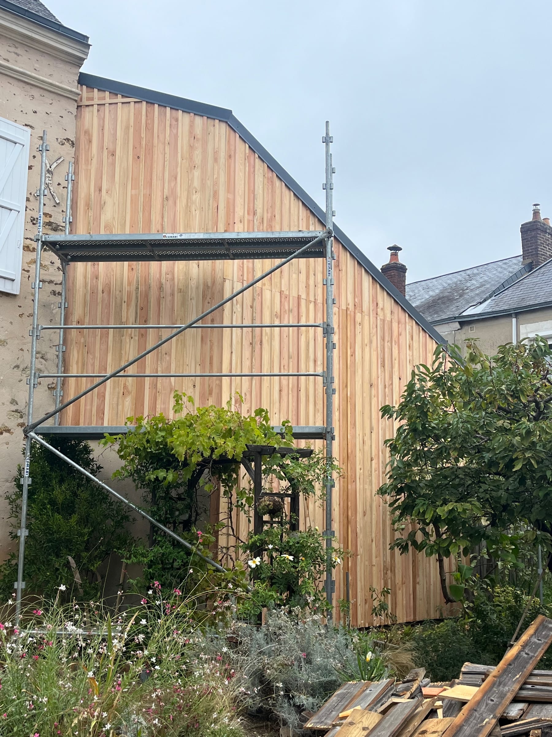 Bardage bois d’une extension en cours de réalisation
