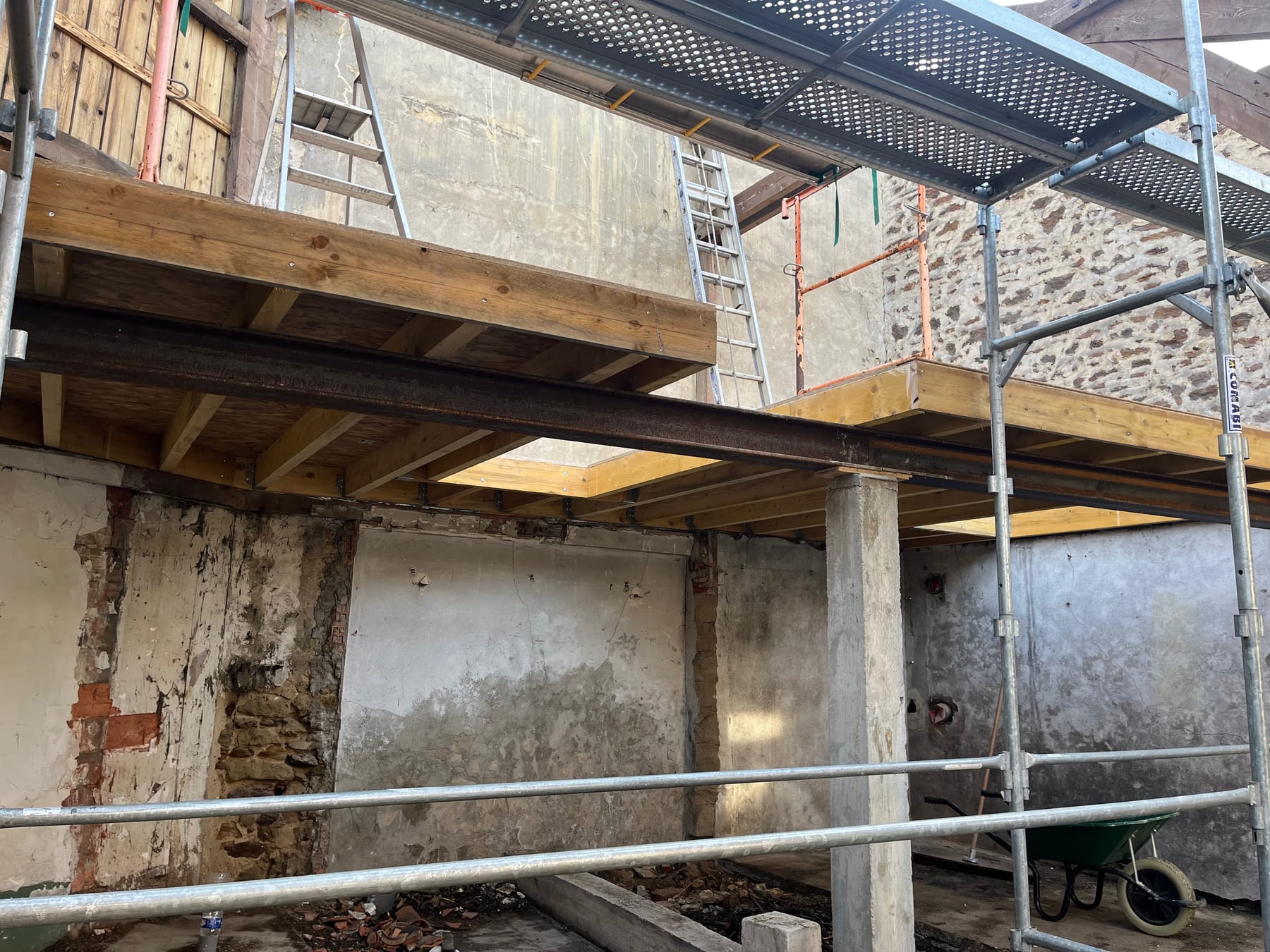 Plancher bois et poutres métalliques en cours de réalisation