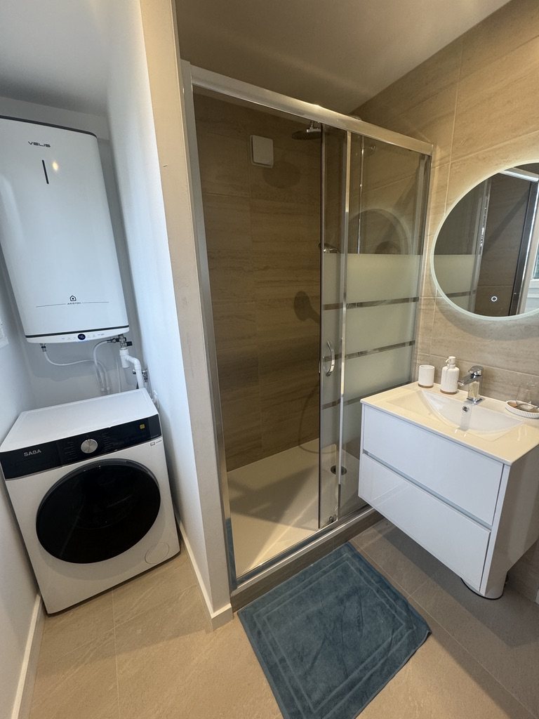 Salle d’eau terminée avec douche, vasque et espace buanderie au Mans